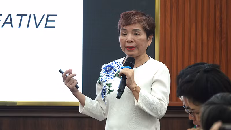 Giáo sư, Tiến sĩ Phan Thị Thu Hiền trình bày tham luận tại buổi tọa đàm.