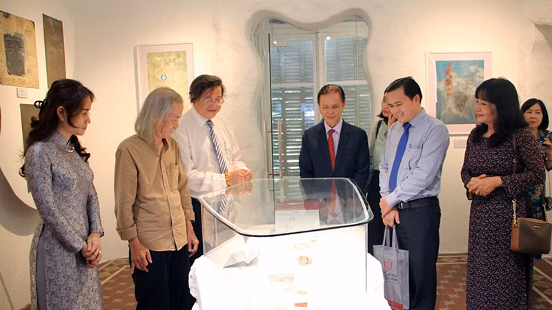 Các đại biểu tham quan Không gian nghệ thuật Lê Bá Đảng tại Bảo tàng Mỹ thuật Thành phố Hồ Chí Minh. Các đại biểu tham quan Không gian nghệ thuật Lê Bá Đảng tại Bảo tàng Mỹ thuật Thành phố Hồ Chí Minh.