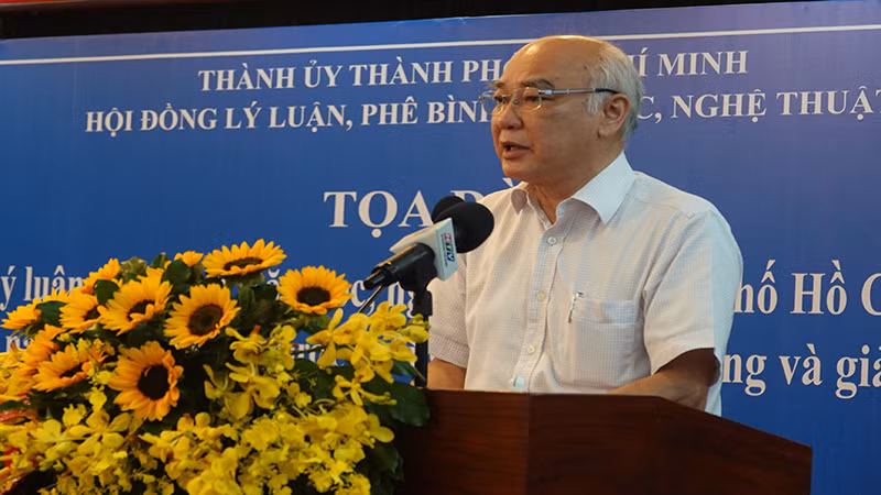 Đồng chí Phan Nguyễn Như Khuê, Trưởng Ban Tuyên giáo Thành ủy Thành phố Hồ Chí Minh, Chủ tịch Hội đồng Lý luận, phê bình Văn học, nghệ thuật thành phố phát biểu kết luận tọa đàm. Đồng chí Phan Nguyễn Như Khuê, Trưởng Ban Tuyên giáo Thành ủy Thành phố Hồ Chí Minh, Chủ tịch Hội đồng Lý luận, phê bình Văn học, nghệ thuật thành phố phát biểu kết luận tọa đàm.