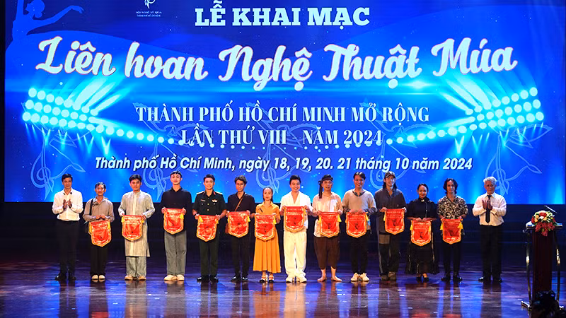 Ban tổ chức tặng cờ lưu niệm cho các tập thể, cá nhân tham dự liên hoan.