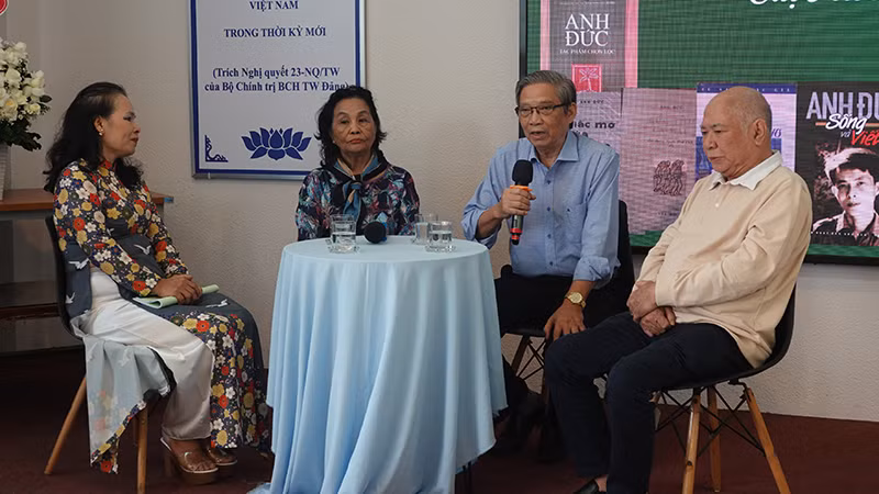 Nhà thơ Lê Quang Trang (thứ hai từ phải qua) chia sẻ những kỷ niệm về nhà văn Anh Đức. Nhà thơ Lê Quang Trang (thứ hai từ phải qua) chia sẻ những kỷ niệm về nhà văn Anh Đức.