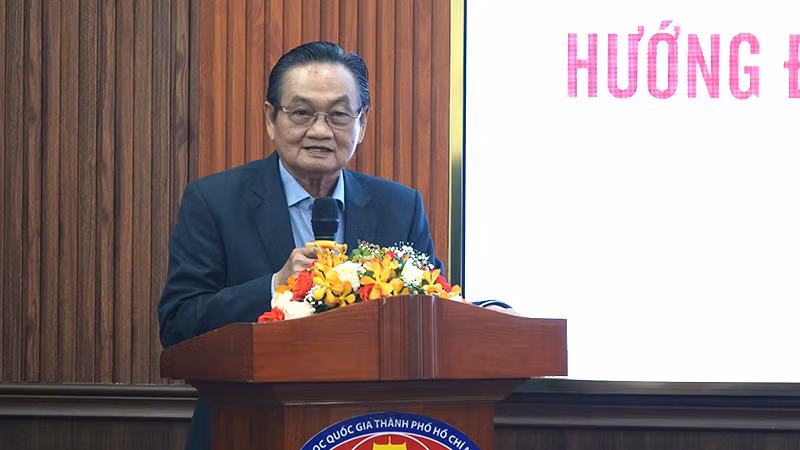 Tiến sĩ Trần Du Lịch phát biểu tại buổi tọa đàm.