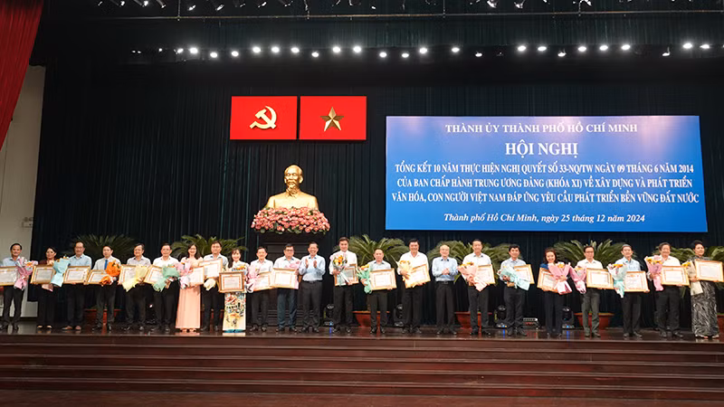 Trao Bằng khen của Ban Thường vụ Thành ủy Thành phố Hồ Chí Minh cho các tập thể có thành tích xuất sắc trong thực hiện Nghị quyết số 33.
