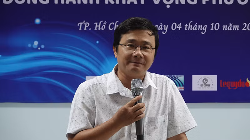 Nhà thơ Lê Thiếu Nhơn thông tin về Hội nghị những người viết văn trẻ Thành phố Hồ Chí Minh năm 2024.