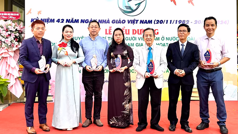 Trao biểu trưng vinh danh kiều bào tiêu biểu nhân ngày Nhà giáo Việt Nam 20/11.