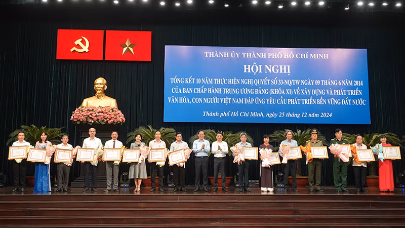 Trao Bằng khen của Ủy ban nhân dân Thành phố Hồ Chí Minh cho các tập thể có thành tích xuất sắc trong thực hiện Nghị quyết số 33.