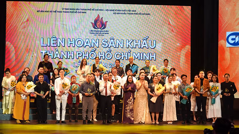 Trao kỷ niệm chương cho các đơn vị tham gia liên hoan.