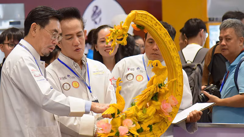 Các giám khảo tiến hành đánh giá các sản phẩm trong cuộc thi.
