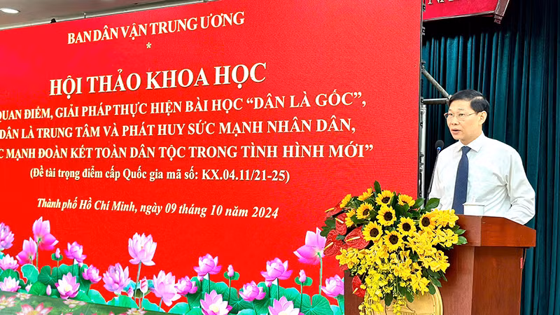 Đồng chí Đỗ Văn Phới, Phó trưởng Ban Dân vận Trung ương phát biểu đề dẫn hội thảo.
