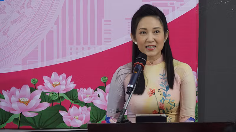 Nghệ sĩ Nhân dân Nguyễn Thị Thanh Thúy, Phó Giám đốc Sở Văn hóa và Thể thao phát biểu khai mạc triển lãm. Nghệ sĩ Nhân dân Nguyễn Thị Thanh Thúy, Phó Giám đốc Sở Văn hóa và Thể thao phát biểu khai mạc triển lãm.