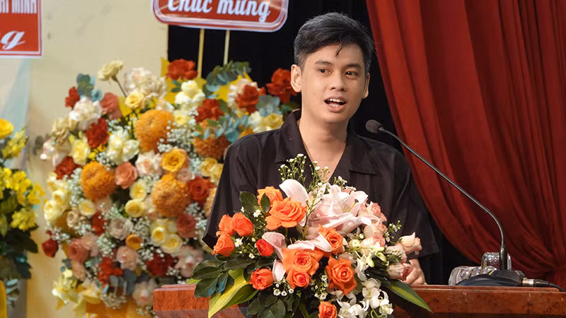 Nhà văn Huỳnh Trọng Khang trình bày tham luận tại hội nghị. Nhà văn Huỳnh Trọng Khang trình bày tham luận tại hội nghị.