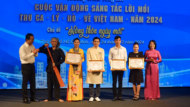 Trao giải cho các tác giả có tác phẩm đoạt giải phụ.