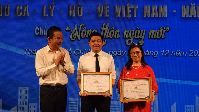 Trao giải cho các tác giả có tác phẩm đoạt giải cao ở thể loại Thơ ca.