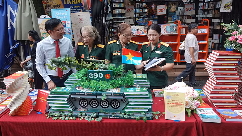 Các đại biểu tham quan gian trưng bày các tác phẩm về Quân đội nhân dân Việt Nam.