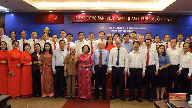 Các đại biểu chụp ảnh lưu niệm tại hội nghị.