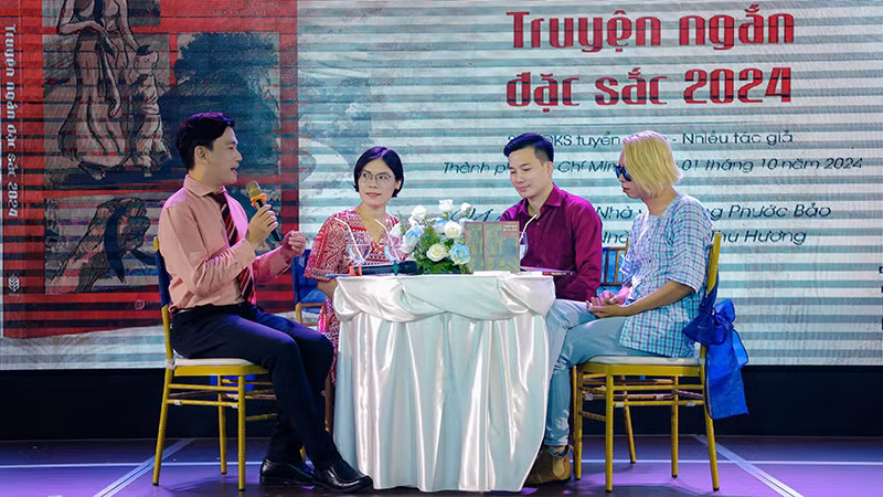 Giao lưu với các khách mời trong buổi ra mắt sách "Truyện ngắn đặc sắc 2024" của Sbooks.
