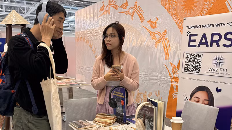 Khách tham quan tại gian hàng Thành phố Hồ Chí Minh.