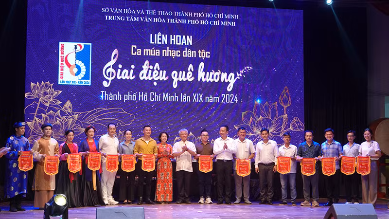 Ban tổ chức tặng cờ lưu niệm cho các đơn vị tham gia. Ban tổ chức tặng cờ lưu niệm cho các đơn vị tham gia.