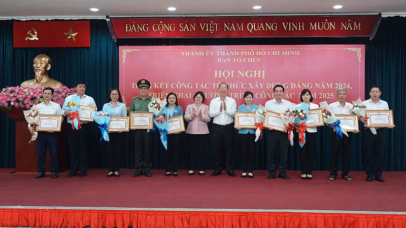 Trao Bằng khen của Ban Thường vụ Thành ủy cho các tập thể, cá nhân có thành tích xuất sắc trong tham mưu, tổ chức thực hiện công tác tổ chức xây dựng Đảng năm 2024. Trao Bằng khen của Ban Thường vụ Thành ủy cho các tập thể, cá nhân có thành tích xuất sắc trong tham mưu, tổ chức thực hiện công tác tổ chức xây dựng Đảng năm 2024.