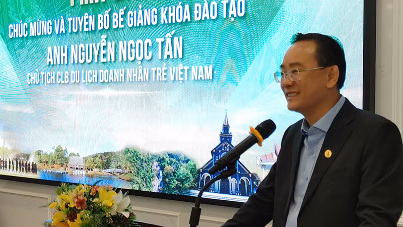 Ông Nguyễn Ngọc Tấn, Chủ tịch Câu lạc bộ Du lịch Doanh nhân trẻ Việt Nam phát biểu tại Lễ bế giảng. Ông Nguyễn Ngọc Tấn, Chủ tịch Câu lạc bộ Du lịch Doanh nhân trẻ Việt Nam phát biểu tại Lễ bế giảng.