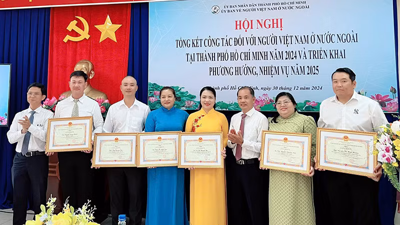Trao giấy khen của Ủy ban về người Việt Nam ở nước ngoài Thành phố Hồ Chí Minh cho các cá nhân có thành tích xuất sắc.