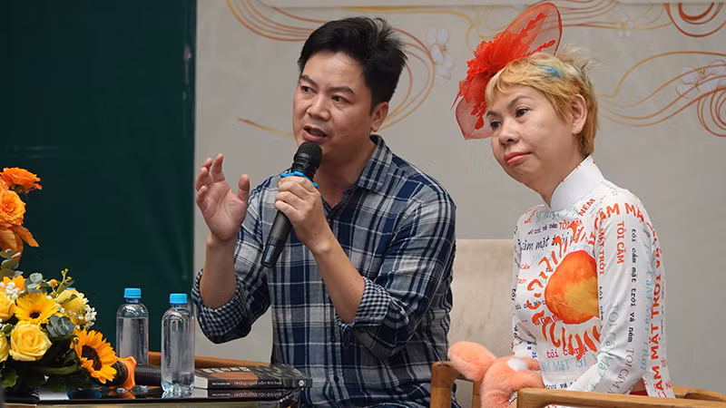 Nhà thơ Nguyễn Quang Hưng và Tiến sĩ Hà Thanh Vân chia sẻ nhiều thông tin thú vị tại buổi ra mắt sách.