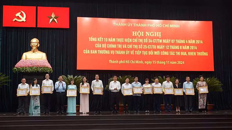 Trao Bằng khen của Ban Thường vụ Thành ủy cho các tập thể, cá nhân có thành tích xuất sắc trong công tác thi đua khen thưởng.