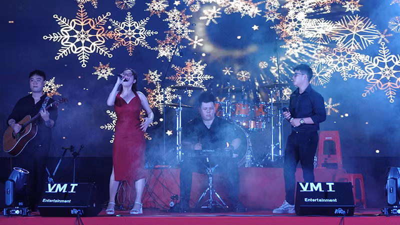 Nhóm Harmony band mở đầu cho đêm thi tối 18/12.