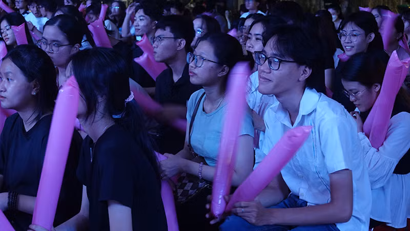 Đông đảo bạn trẻ đến cổ vũ cho các nhóm nhạc. Đông đảo bạn trẻ đến cổ vũ cho các nhóm nhạc.