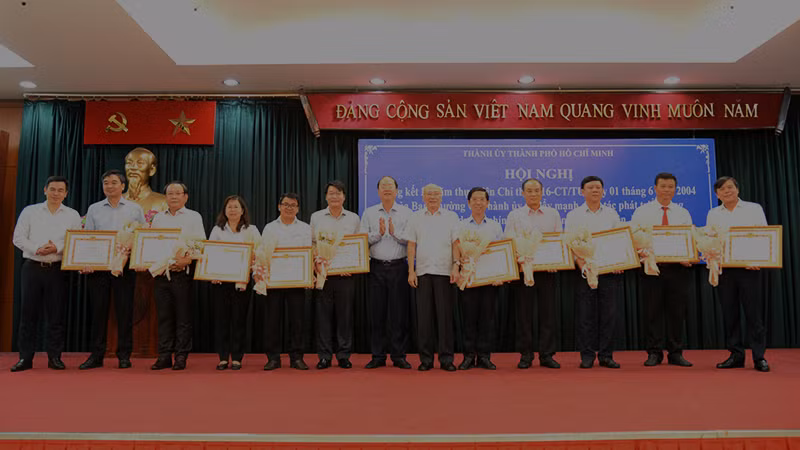 Trao Bằng khen của Ban Thường vụ Thành ủy cho 9 tập thể, 2 cá nhân có thành tích tiêu biểu trong công tác phát triển đảng và đào tạo, bồi dưỡng chính trị cho đội ngũ phóng viên, biên tập viên.