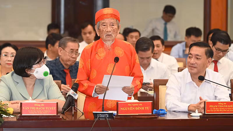 Nhà nghiên cứu Nguyễn Đình Tư phát biểu ý kiến tại hội nghị. (Ảnh Quốc Thanh) Nhà nghiên cứu Nguyễn Đình Tư phát biểu ý kiến tại hội nghị. (Ảnh Quốc Thanh)