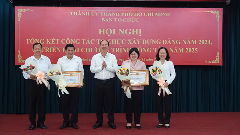 Đồng chí Nguyễn Hồ Hải, Phó Bí thư Thường trực Thành ủy Thành phố Hồ Chí Minh (giữa) trao Bằng khen của Ban Tổ chức Trung ương cho Ban Tổ chức Thành ủy thành phố và đồng chí Huỳnh Cách Mạng, Phó Trưởng Ban Thường trực Ban Tổ chức Thành ủy Thành phố Hồ Chí Minh. Đồng chí Nguyễn Hồ Hải, Phó Bí thư Thường trực Thành ủy Thành phố Hồ Chí Minh (giữa) trao Bằng khen của Ban Tổ chức Trung ương cho Ban Tổ chức Thành ủy thành phố và đồng chí Huỳnh Cách Mạng, Phó Trưởng Ban Thường trực Ban Tổ chức Thành ủy Thành phố Hồ Chí Minh.