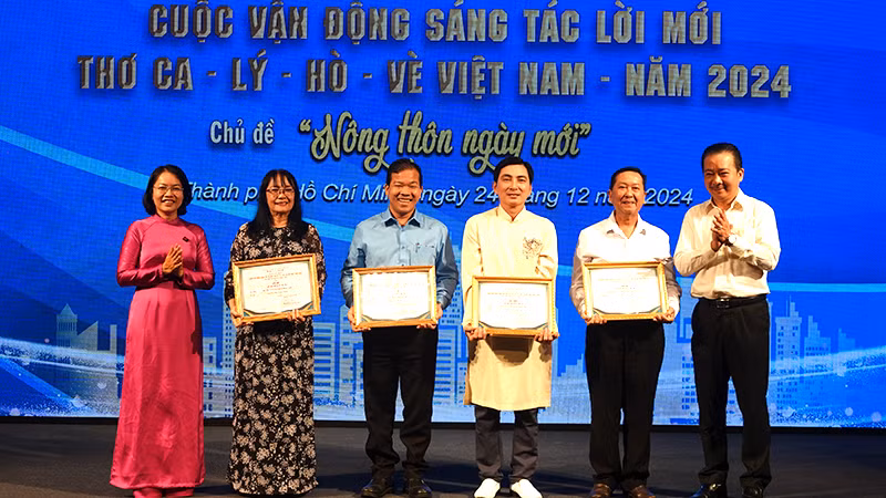 Ban tổ chức trao giải cho các tác giả có tác phẩm đoạt giải ở thể loại dân ca lý-hò-vè.