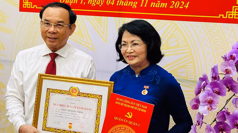 Đồng chí Nguyễn Văn Nên, Ủy viên Bộ Chính trị, Bí thư Thành ủy Thành phố Hồ Chí Minh trao Huy hiệu 45 năm tuổi Đảng cho đồng chí Đặng Thị Ngọc Thịnh. (Ảnh CTV)