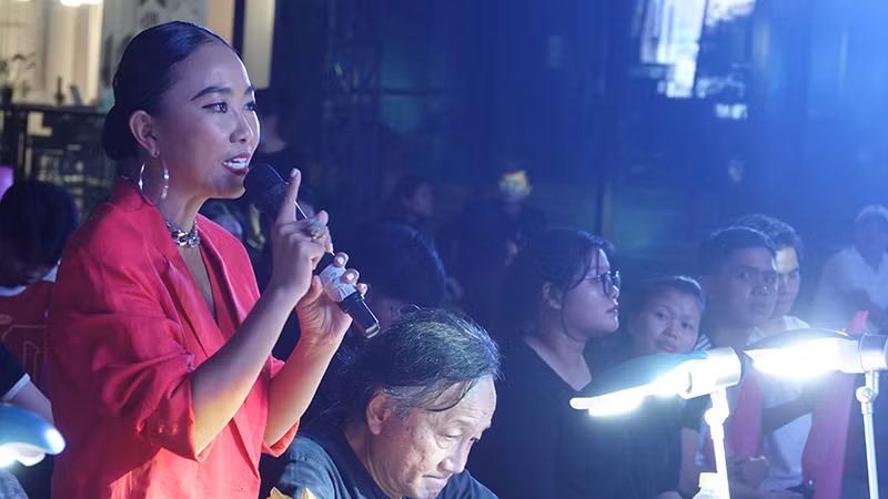 Ca sĩ Đoan Trang nhận xét phần dự thi của nhóm Harmony band. Ca sĩ Đoan Trang nhận xét phần dự thi của nhóm Harmony band.