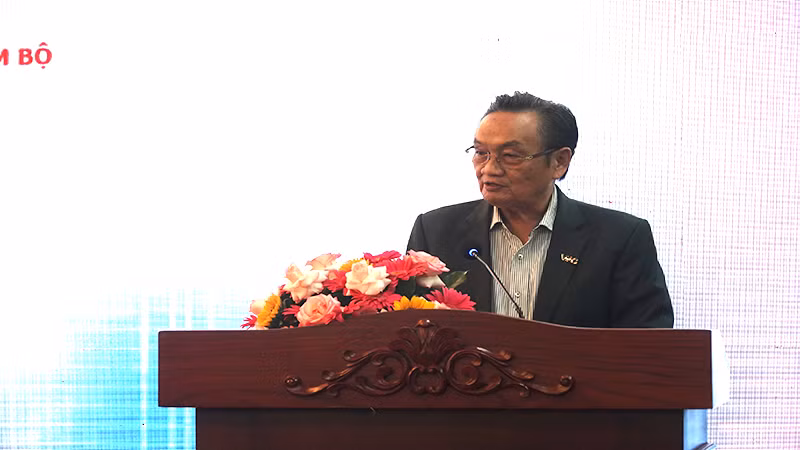 Tiến sĩ Trần Du Lịch phát biểu tại hội thảo. Tiến sĩ Trần Du Lịch phát biểu tại hội thảo.