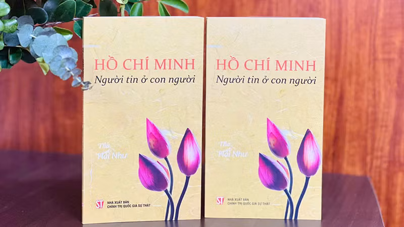 Bìa tập thơ "Hồ Chí Minh-Người tin ở con người" của nhà thơ Hải Như.