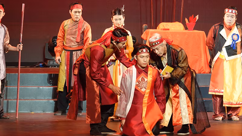 Biểu diễn trích đoạn vở kịch “Công lý như mặt trời” (Tác giả: Vương Huyền Cơ, Đạo diễn: Nguyễn Thành Chánh Trực) của Nhà hát Kịch Sân khấu nhỏ 5B tại buổi lễ khai mạc. Biểu diễn trích đoạn vở kịch “Công lý như mặt trời” (Tác giả: Vương Huyền Cơ, Đạo diễn: Nguyễn Thành Chánh Trực) của Nhà hát Kịch Sân khấu nhỏ 5B tại buổi lễ khai mạc.