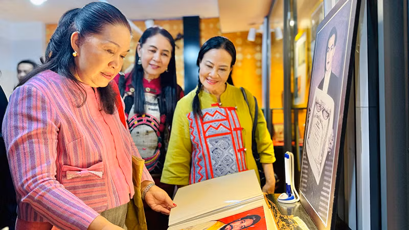 Đoàn khách Thái Lan tham quan phòng truyền thống của Nhà hát Cải lương Trần Hữu Trang. (Ảnh: Trung Sơn)