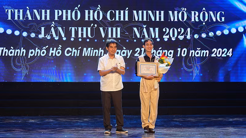 Kiến trúc sư Nguyễn Trường Lưu, Chủ tịch Liên hiệp các Hội Văn học nghệ thuật Thành phố Hồ Chí Minh trao giải A cho biên đạo Hà Thanh Hậu với tác phẩm Phận ngọc.