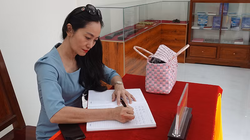 Nghệ sĩ Ưu tú Hạnh Thúy ghi dòng cảm tưởng khi đến thăm Nhà trưng bày Di tích lịch sử Vũng Rô. Nghệ sĩ Ưu tú Hạnh Thúy ghi dòng cảm tưởng khi đến thăm Nhà trưng bày Di tích lịch sử Vũng Rô.