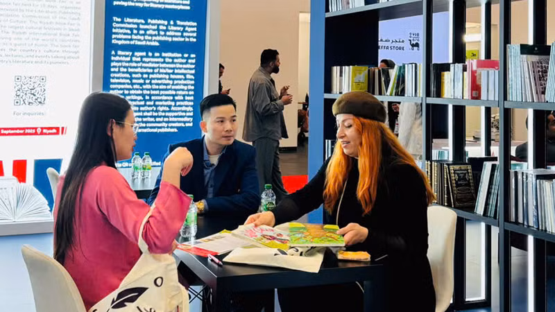 Sbooks trao đổi với đại diện nhà xuất bản các nước về tác quyền. (Ảnh Sbooks cung cấp).