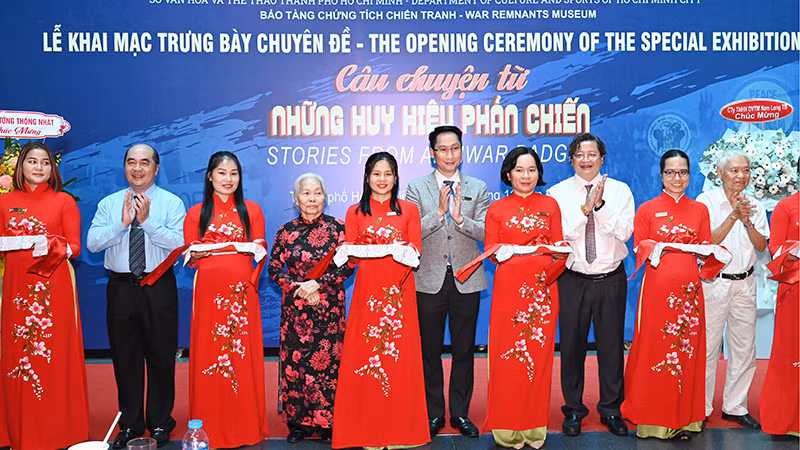 Nghi thức cắt băng khai mạc trưng bày chuyên đề "Câu chuyện từ những huy hiệu phản chiến". (Ảnh: Quốc Thanh)