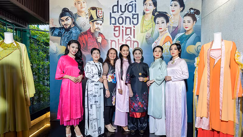 Các thế hệ giai nhân trong Dưới bóng giai nhân.