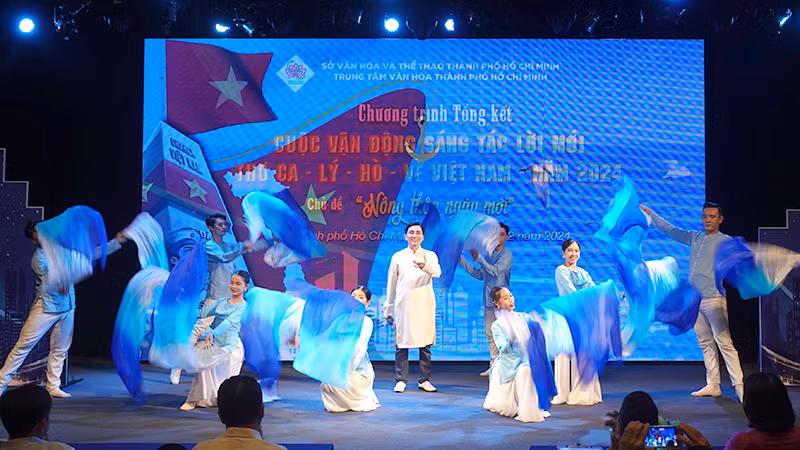 Tác phẩm "Người chiến sĩ em yêu" của Trần Thanh Quang đoạt giải Nhất thể loại lý-hò-vè được trình bày bởi chính tác giả.