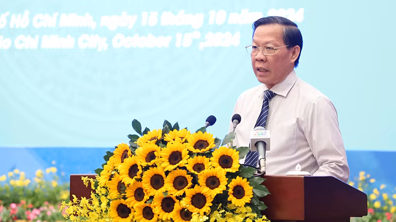 Chủ tịch Ủy ban nhân dân Thành phố Hồ Chí Minh Phan Văn Mãi phát biểu tại hội nghị. Chủ tịch Ủy ban nhân dân Thành phố Hồ Chí Minh Phan Văn Mãi phát biểu tại hội nghị.
