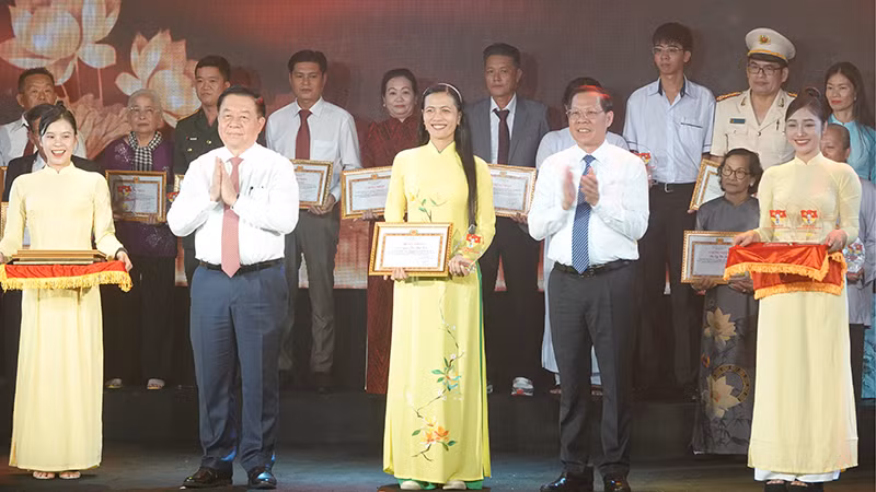 Đồng chí Nguyễn Trọng Nghĩa, Ủy viên Bộ Chính trị, Bí thư Trung ương Đảng, Trưởng Ban Tuyên giáo Trung ương và đồng chí Phan Văn Mãi, Ủy viên Trung ương Đảng, Chủ tịch Ủy ban nhân dân Thành phố Hồ Chí Minh trao Bằng khen cho điển hình tiêu biểu.
