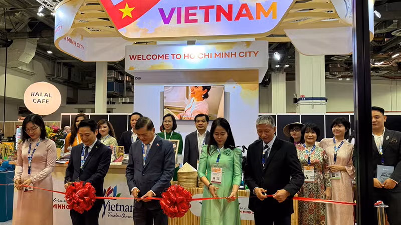 Lễ cắt băng khai mạc gian hàng du lịch Vietnam - Thành phố Hồ Chí Minh tại Hội chợ ITB Asia 2024. (Ảnh Sở Du lịch cung cấp).