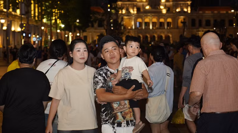 Người dân đón năm mới tại đường đi bộ Nguyễn Huệ, Quận 1, Thành phố Hồ Chí Minh. (Ảnh: Thế Anh) Người dân đón năm mới tại đường đi bộ Nguyễn Huệ, Quận 1, Thành phố Hồ Chí Minh. (Ảnh: Thế Anh)