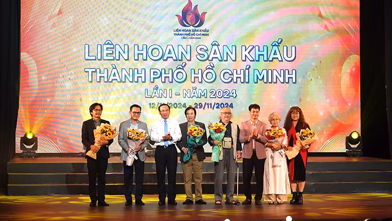 Đồng chí Nguyễn Văn Nên, Ủy viên Bộ Chính trị, Bí thư Thành ủy Thành phố Hồ Chí Minh và Cục trưởng Cục Nghệ thuật biểu diễn, Nghệ sĩ Nhân dân Nguyễn Xuân Bắc tặng hoa cho các thành viên Hội đồng giám khảo liên hoan. Đồng chí Nguyễn Văn Nên, Ủy viên Bộ Chính trị, Bí thư Thành ủy Thành phố Hồ Chí Minh và Cục trưởng Cục Nghệ thuật biểu diễn, Nghệ sĩ Nhân dân Nguyễn Xuân Bắc tặng hoa cho các thành viên Hội đồng giám khảo liên hoan.